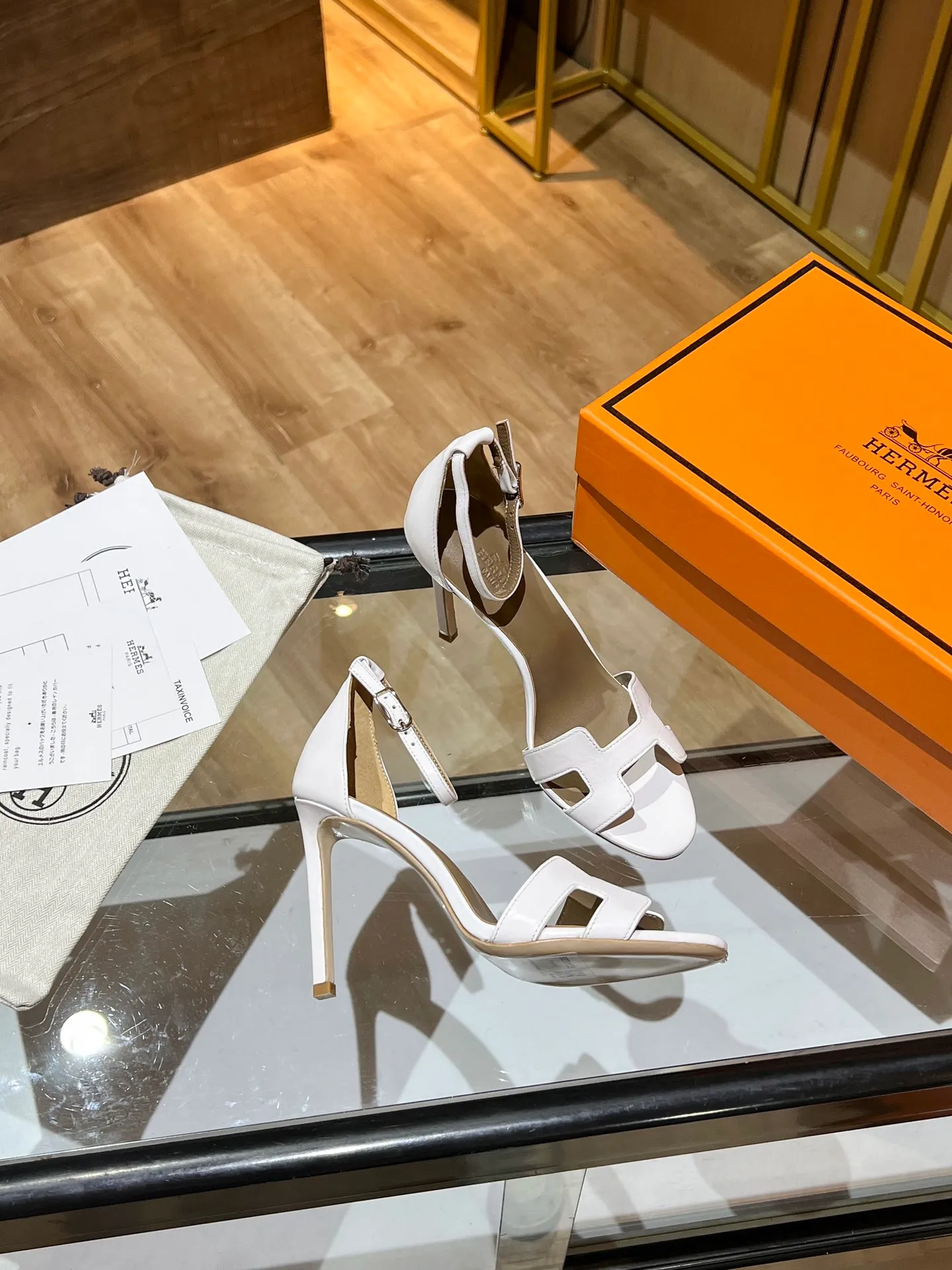 👟👟Ex-factory price 600👟👟 Hermès high-heeled sandals Hermès high-heeled shoes are the simplest, most durable and elegant I have ever seen! ! ! It can hold any style, and the height of 10.5cm is easy to control. Each color has its own unique style. You must buy this one, it is really easy to wear and look good! size: 35-40 (34.40.41 customization is non-returnable and non-exchangeable)